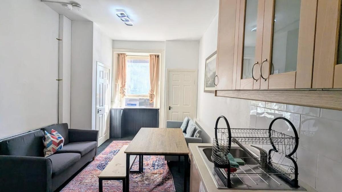 2 Bedroom Flat In Apartment