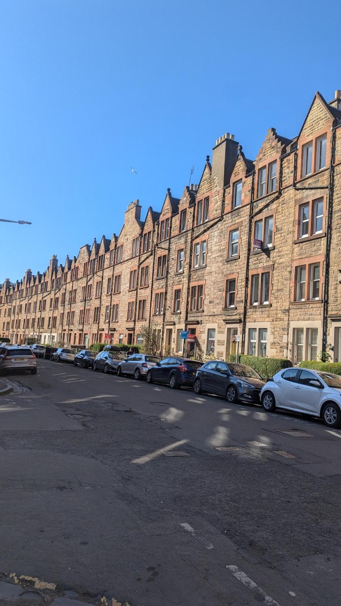 2 Bedroom Flat In Apartment Edinburgh